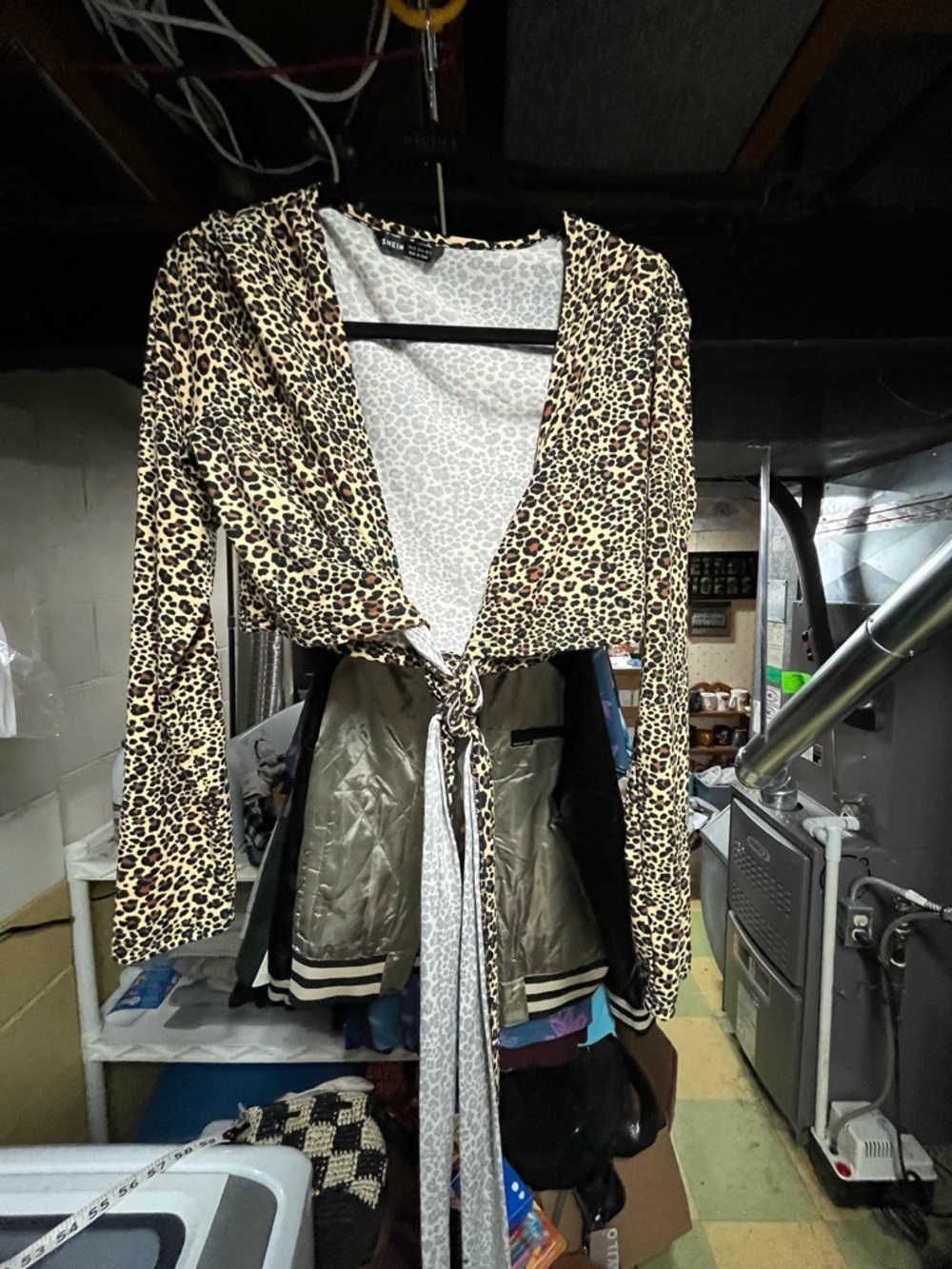 SHEIN Leopard-Print Tie-Front Crop Top in Beige and Brown
Size XL